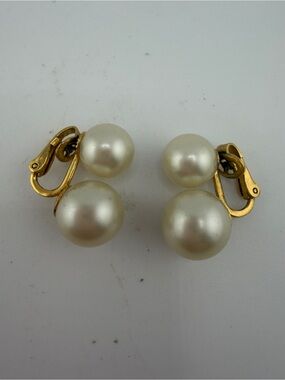 Vintage Trifari Double Pearl Clip On Earrings Gold Tone Faux Pearl